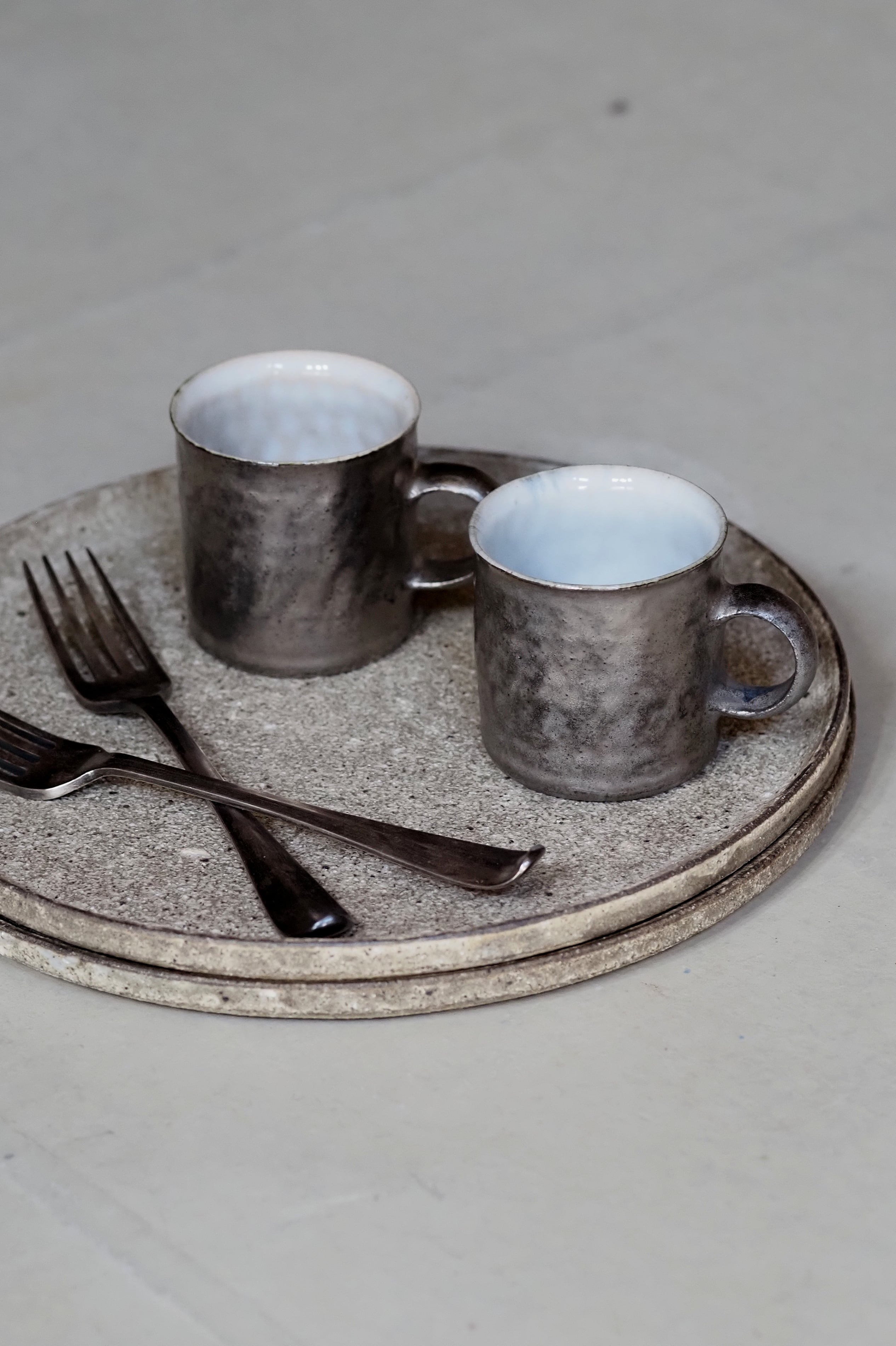 村上 躍 14.白灰化粧丸プレート | 陶屋なづな