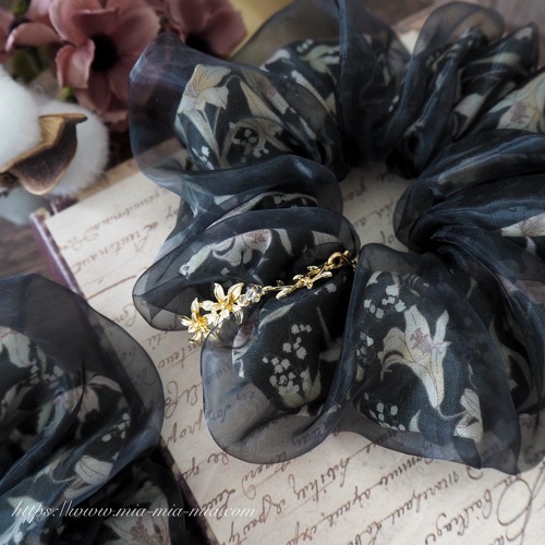 エアリーシュシュ/チャーム取り外し可能　ブラックリリー