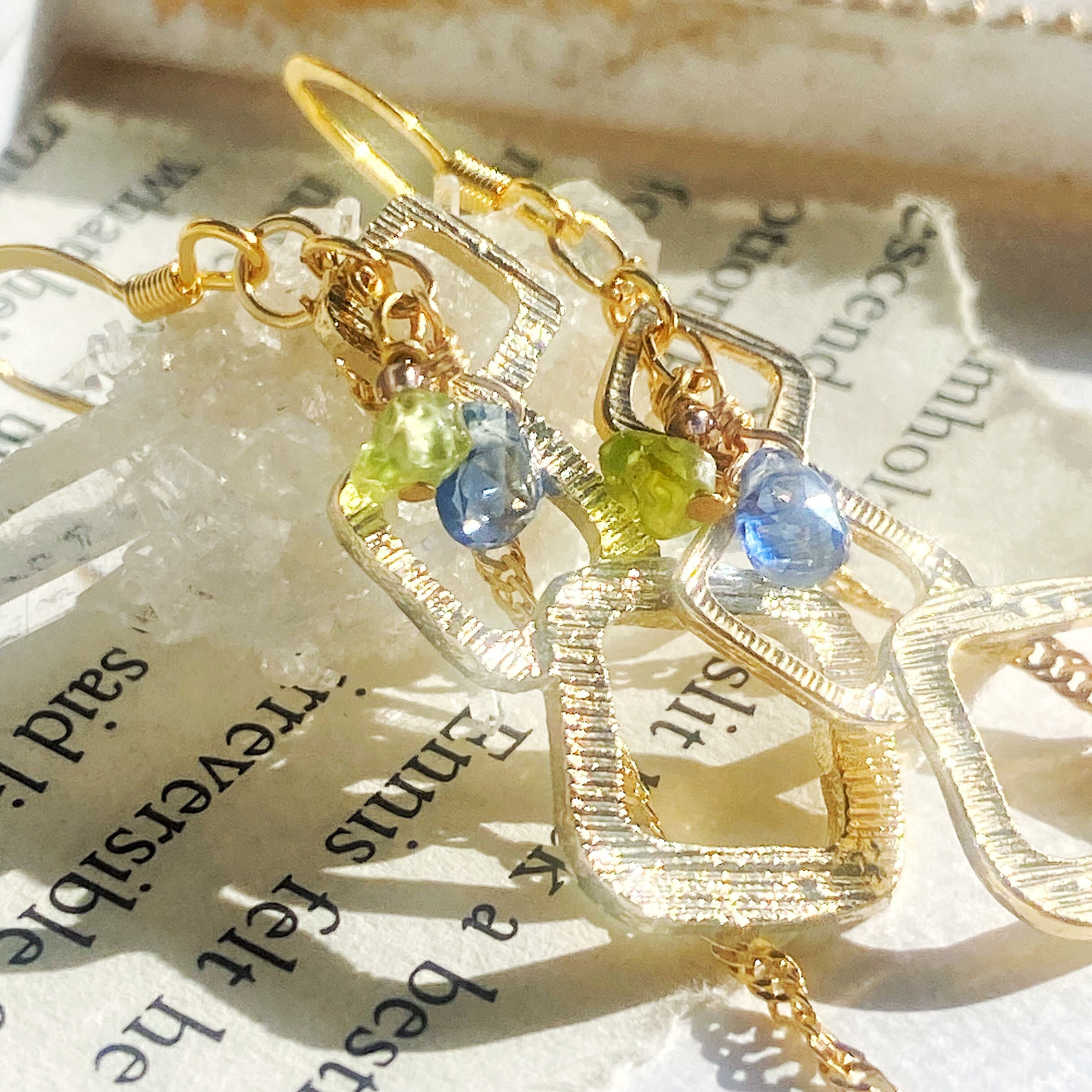 カイヤナイト×ペリドット リュミエールデザイン ピアス | PAY ID