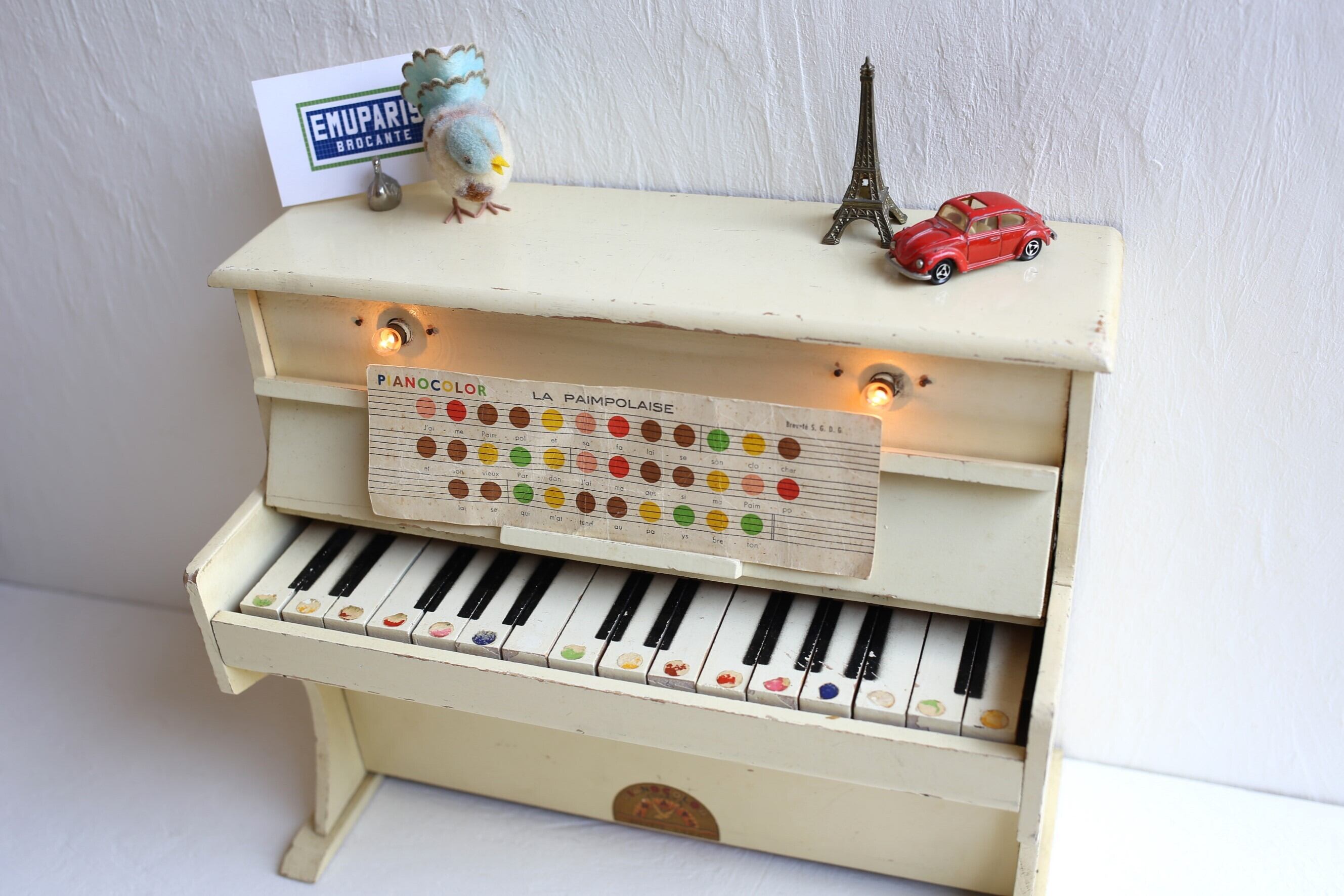 フランス アンティーク ヴィンテージ 木製トイピアノ 『PIANOCOLOR JRAAS』ライト付き N-04009 | EMUPARIS  powered by BASE