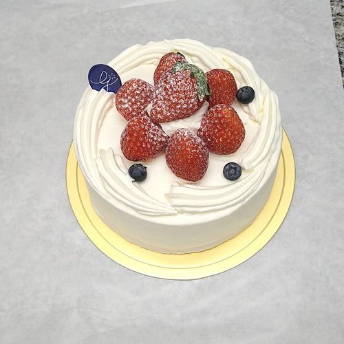 生クリームと湘南苺のデコレーションケーキ　5号