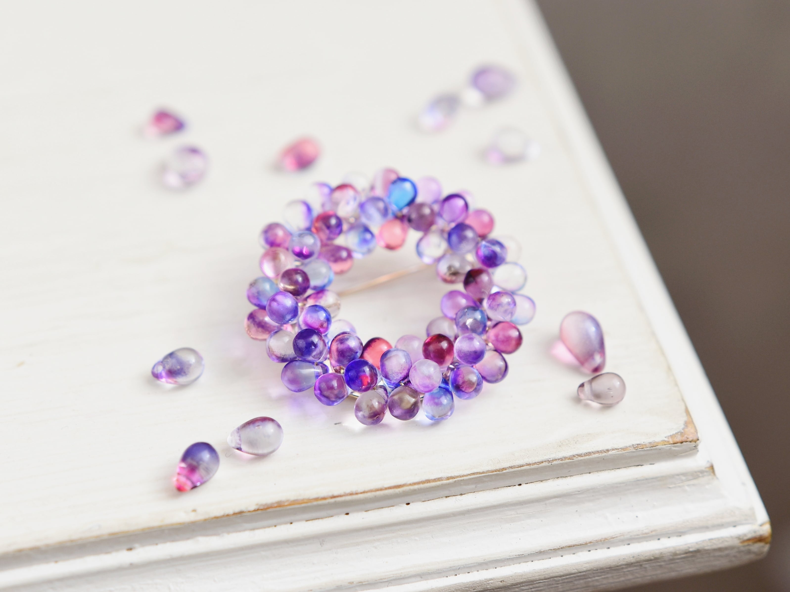 【ブローチ/Sサイズ(M・Lに変更可能)】マジックアワーの空色(赤〜紫のガラス)