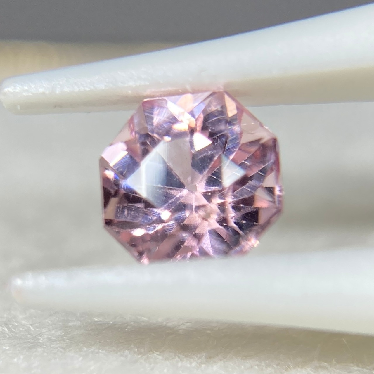 お花みたいなスピネル  約4.4mm*3.3mmmm r-0392