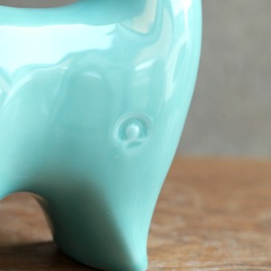 凛々しくこちらを見つめる、磁器の犬 2