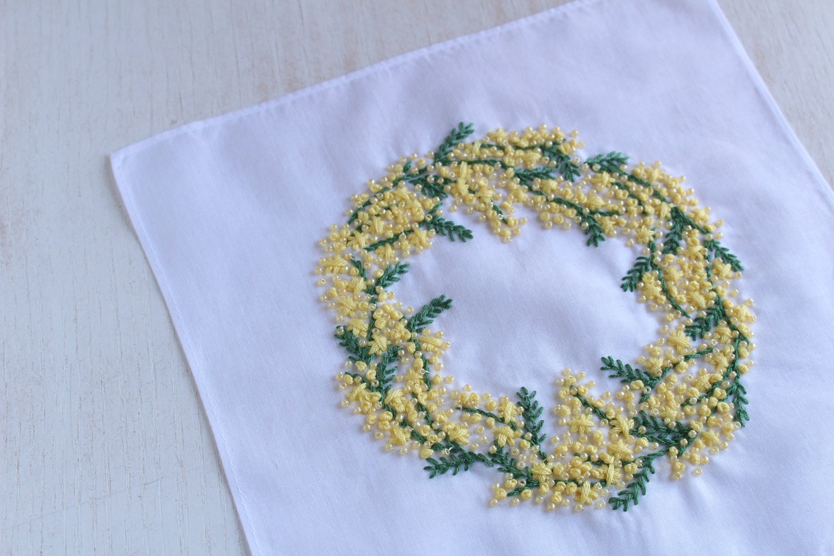 ハンカチにミモザリースの刺繍 Sakula Embroideryのアトリエダイアリー ハンカチにミモザリースの刺繍 Sakula Embroideryのアトリエダイアリー