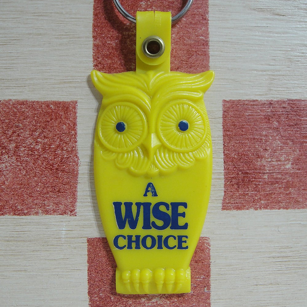 アメリカ A WISE CHOICE フクロウ 広告ノベルティ ヴィンテージキーホルダー(イエロー色)#2 レトロ キーホルダーKEY SMILEY☺COM(キー スマイリー コム) ホテルキーホルダー YELLOW COWBOY