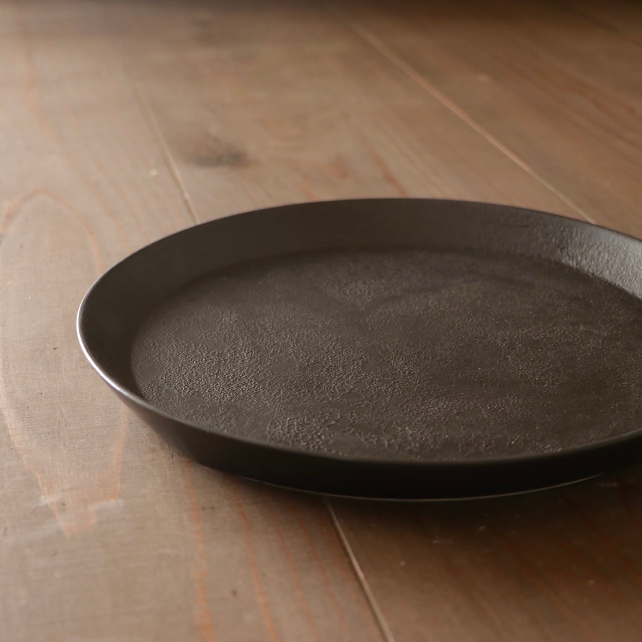 黒泡 24cmプレート Black foam 24cm plate | 吉右エ門製陶所 kichiemon
