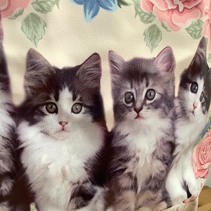 可愛い猫ちゃんと華やかなローズの【防水トートバッグ】2種類✳︎