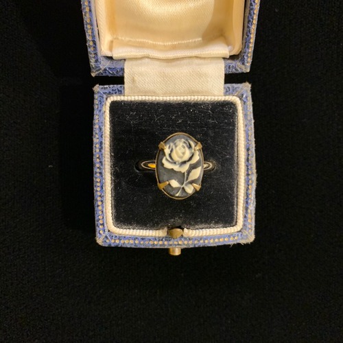 White rose black oval ring