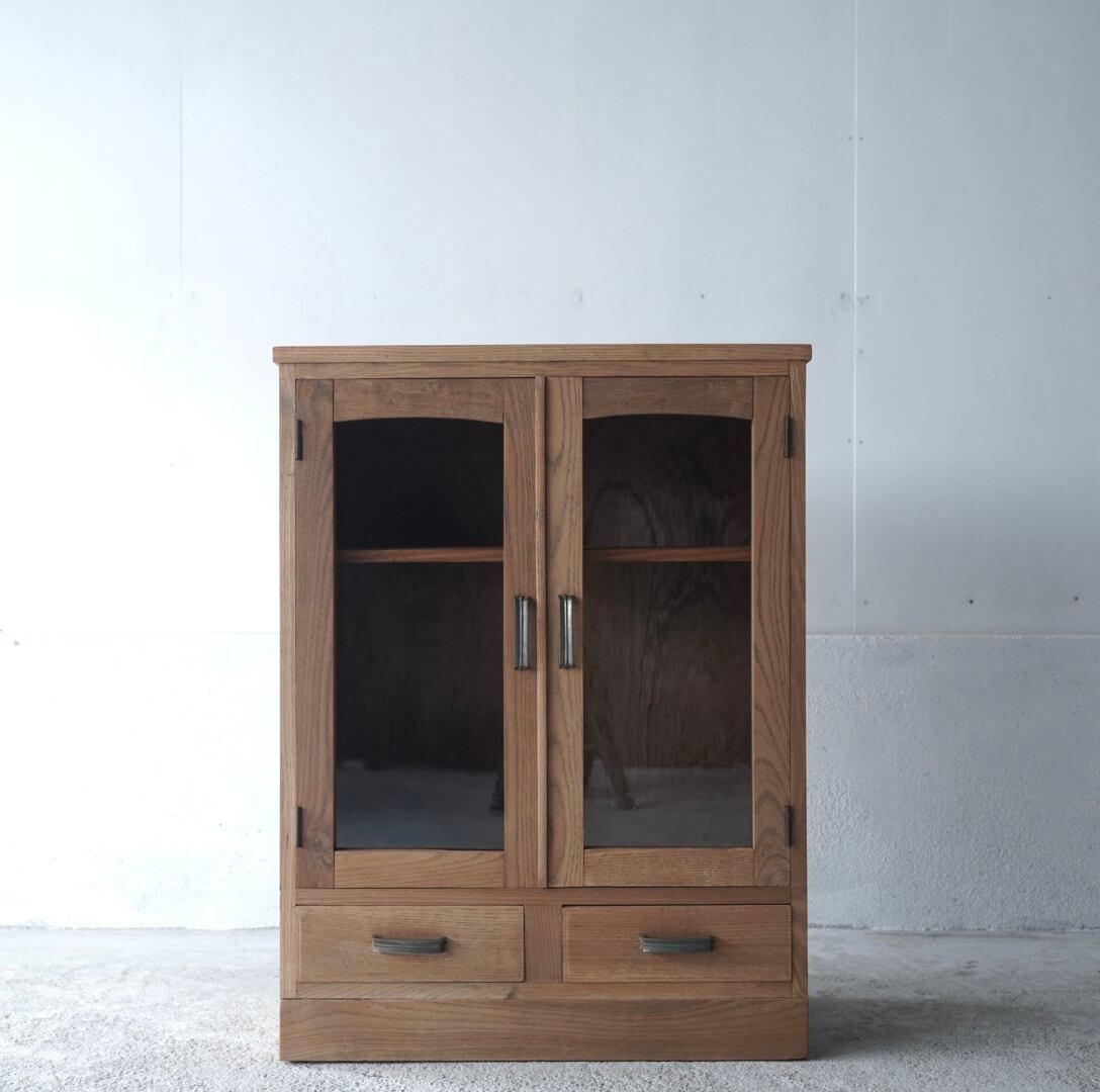 開き戸のキャビネット