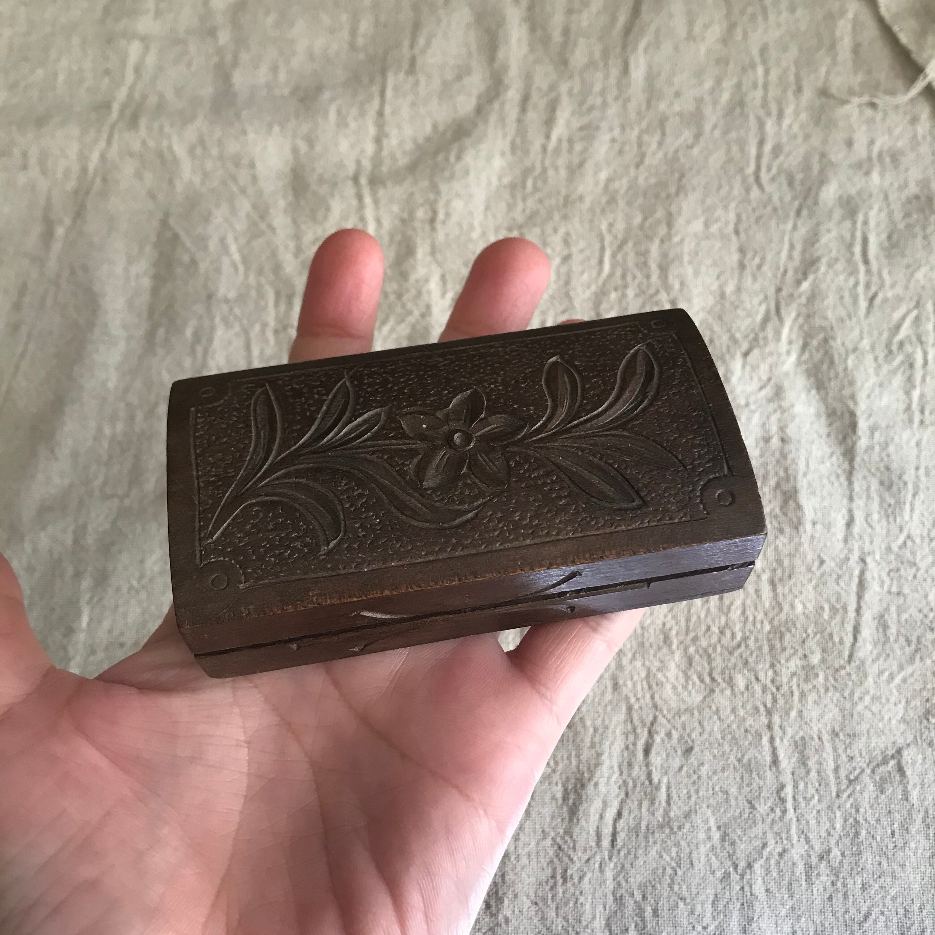 オランダで見つけた木の切手いれ