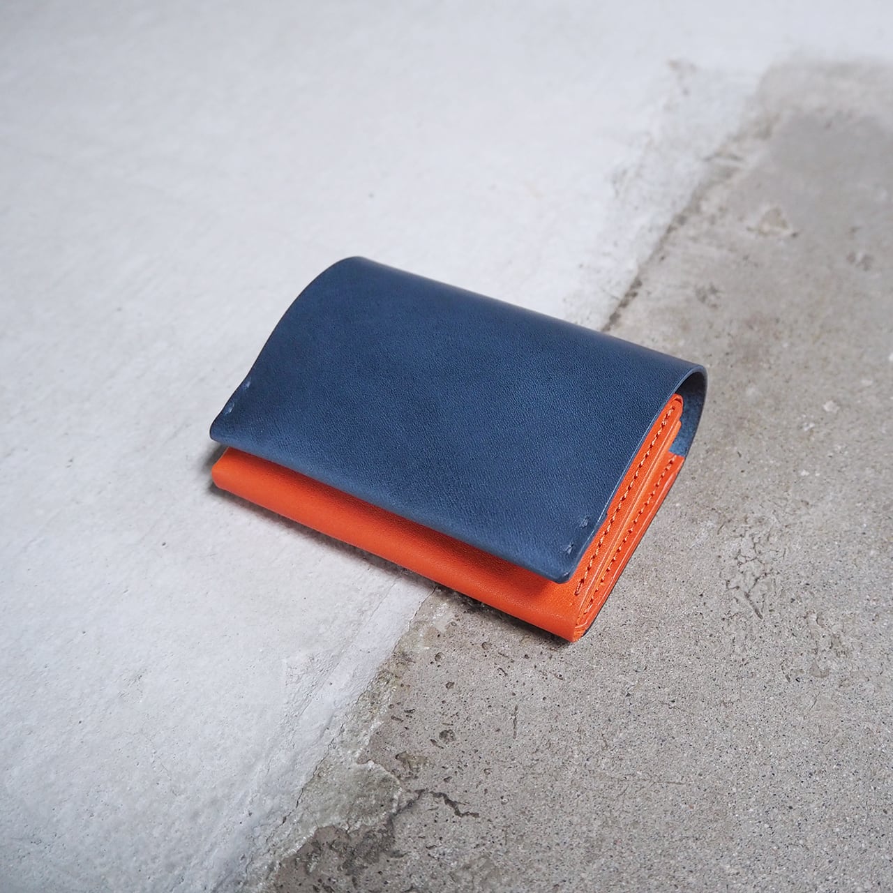 affordance タテに仕舞う二つ折り財布 ダークネービー×朱色 | 洋服と