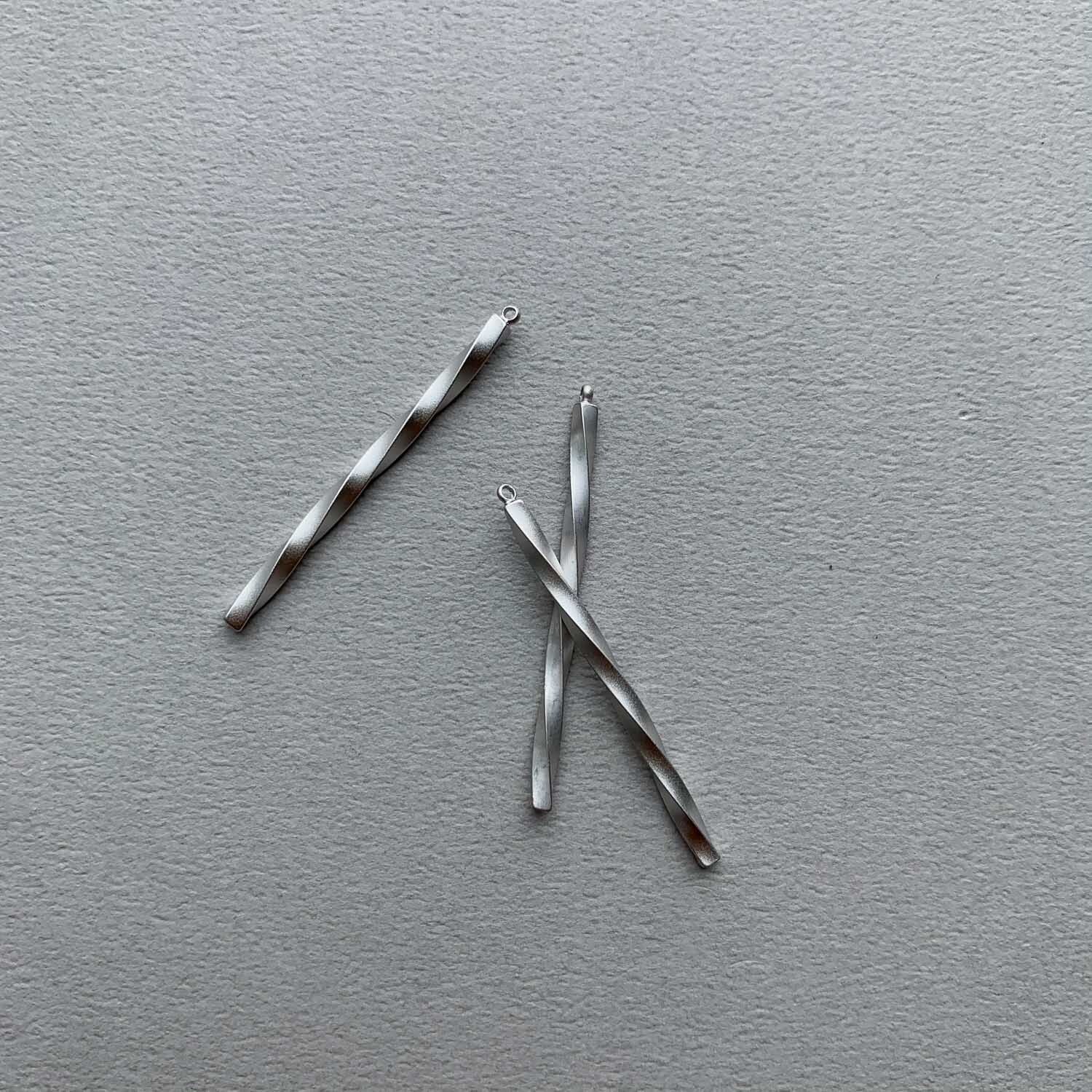 マットシルバーツイストスティックチャーム（42mm） | Dua