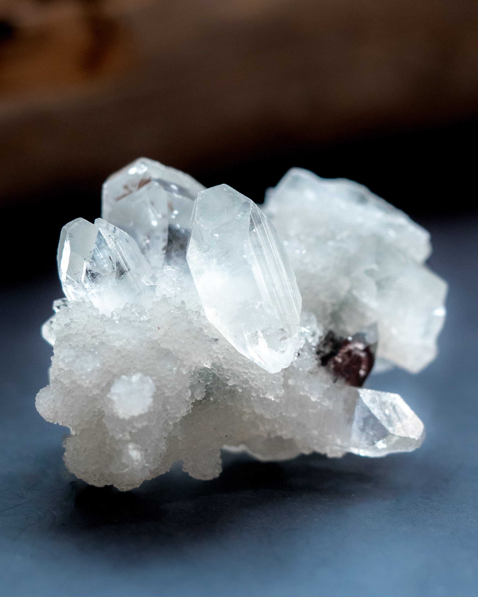 グリーンアポフィライト☆カルサイト共生☆原石☆台座付き アップルグリーンアポフィライト＆スティルバイト【原石】O300