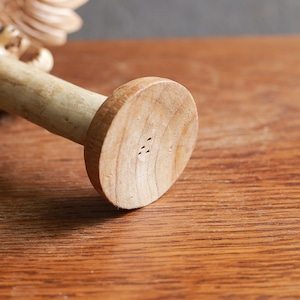 優雅に飛び立つ、木彫りのフクロウ