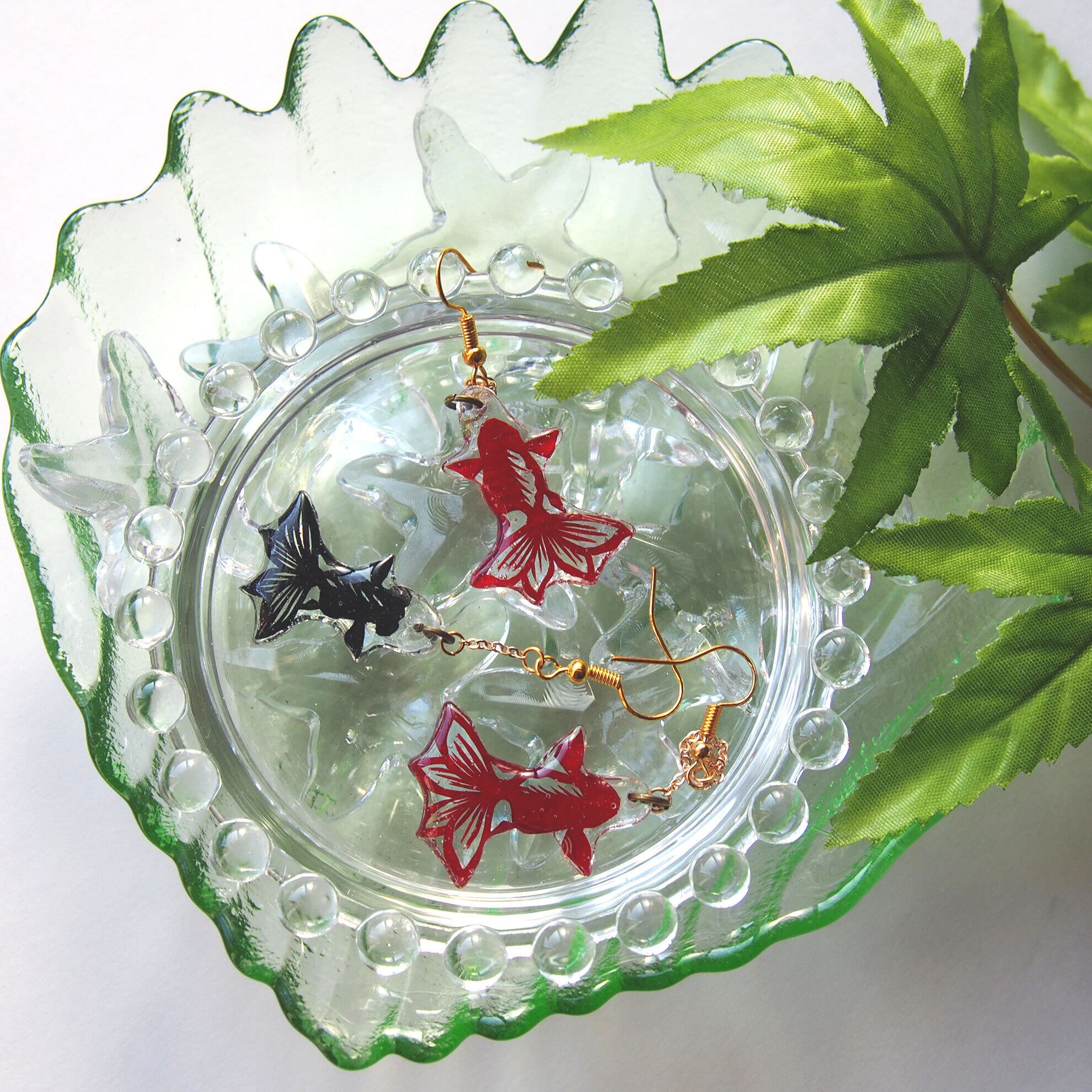 切絵アクセサリー】ピアス/イヤリング「樹脂切絵～金魚～」(片耳用1点