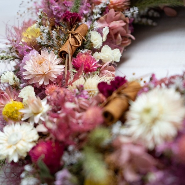 ドライフラワーリース 秋冬色でピンク好きにおすすめのお花たっぷりナチュラルリース Flow 花束やアレンジメントや誕生花を通信販売でお届け 笑顔を束ねるフローリスト