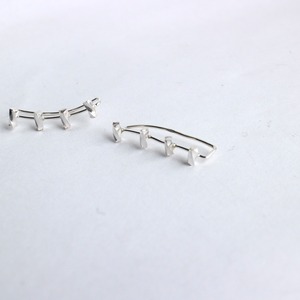 twist motif ear cuff