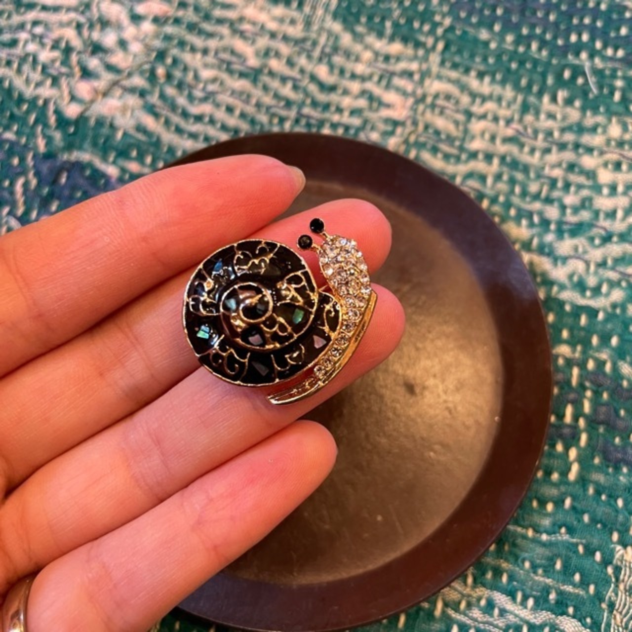 TOPANGA Jewelry Bijou art brooch Snails / ビジューアートブローチ カタツムリ プレゼント プチギフト ジャケット 帽子 バッグ ニット キラキラ アクセサリー かわいい ファッション小物