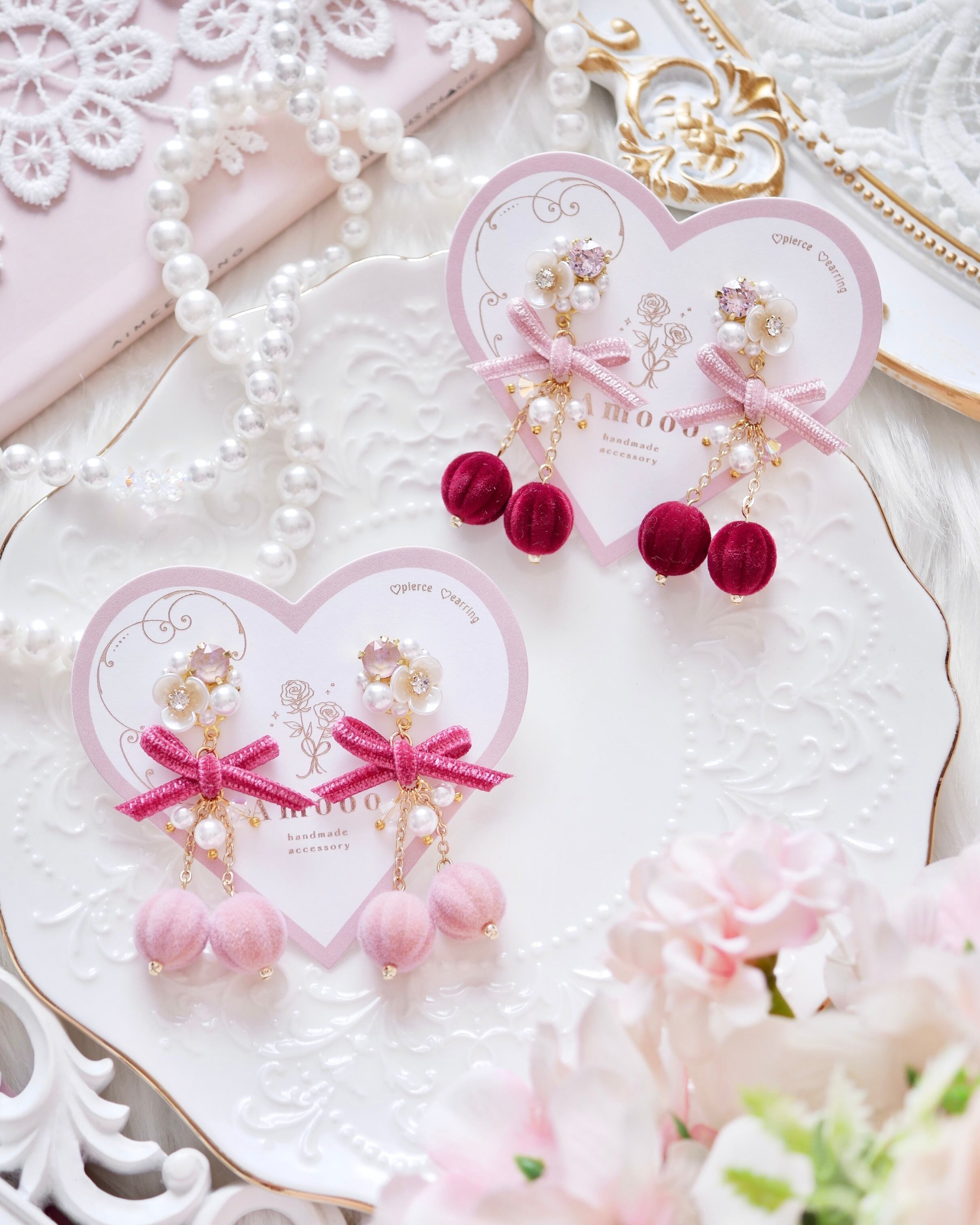 ぷっくりハートにゃんこ♡ 樹脂薔薇ビジューピアス/イヤリング