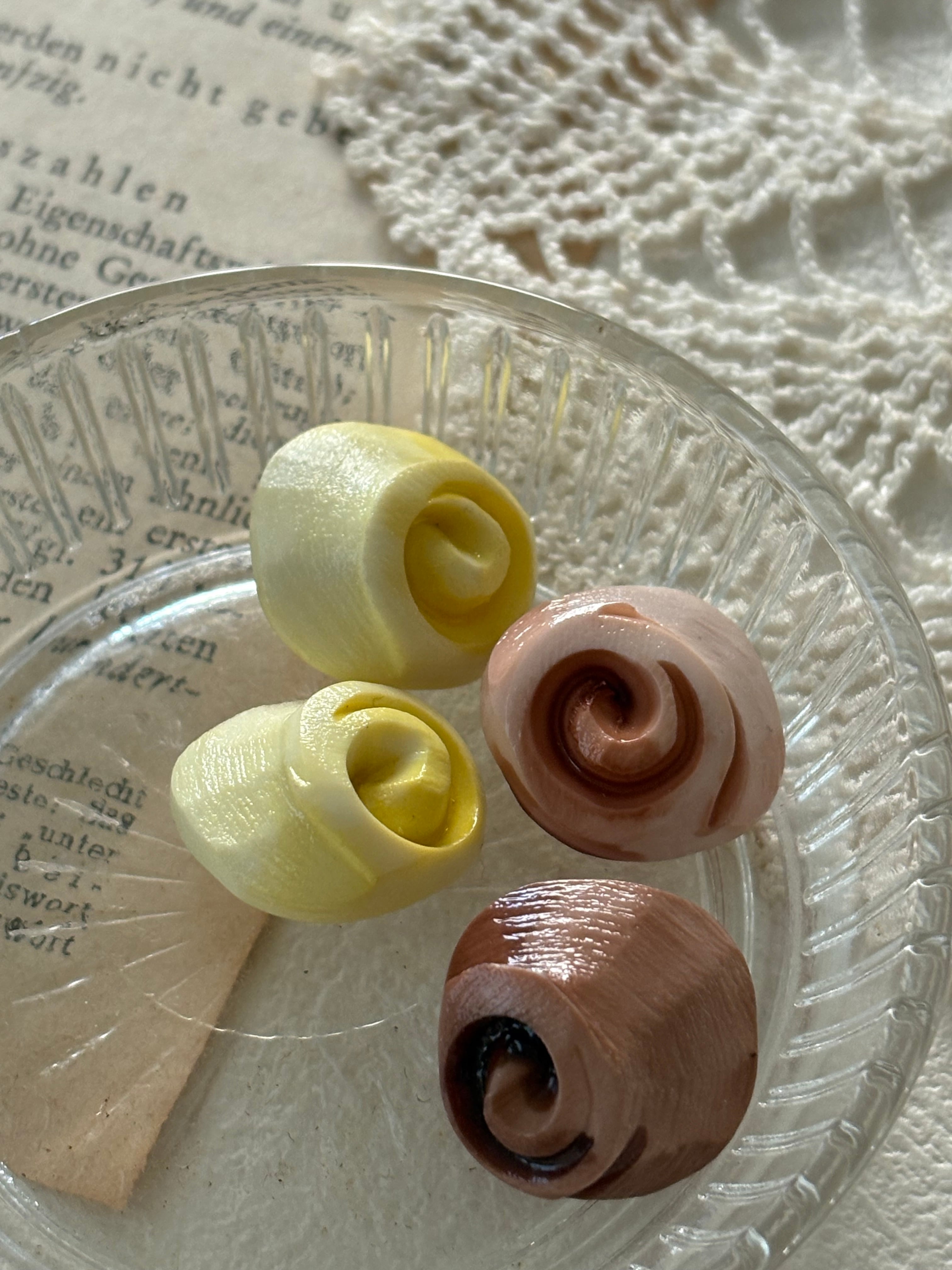 18mm Japanese ヴィンテージボタン フラワー Rose イエロー/ブラウン/ピンクベージュ デッドストック アクセサリーパーツ 装飾材 カルトナージュ