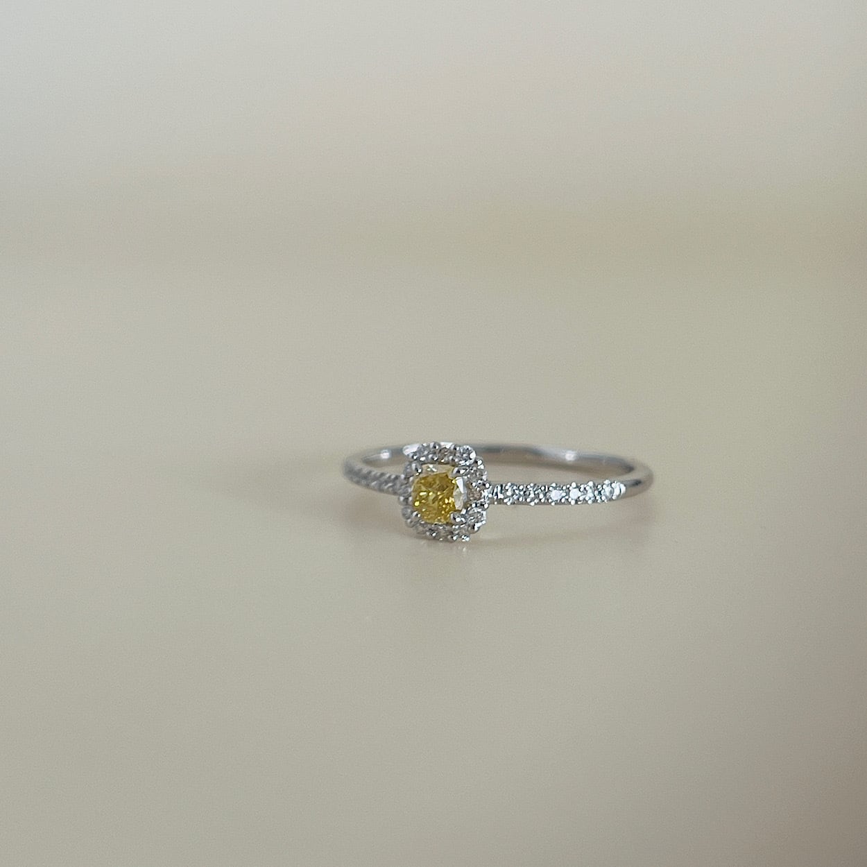 ファンシー ディープイエロー ダイヤモンドリング 0.146 ct プラチナ