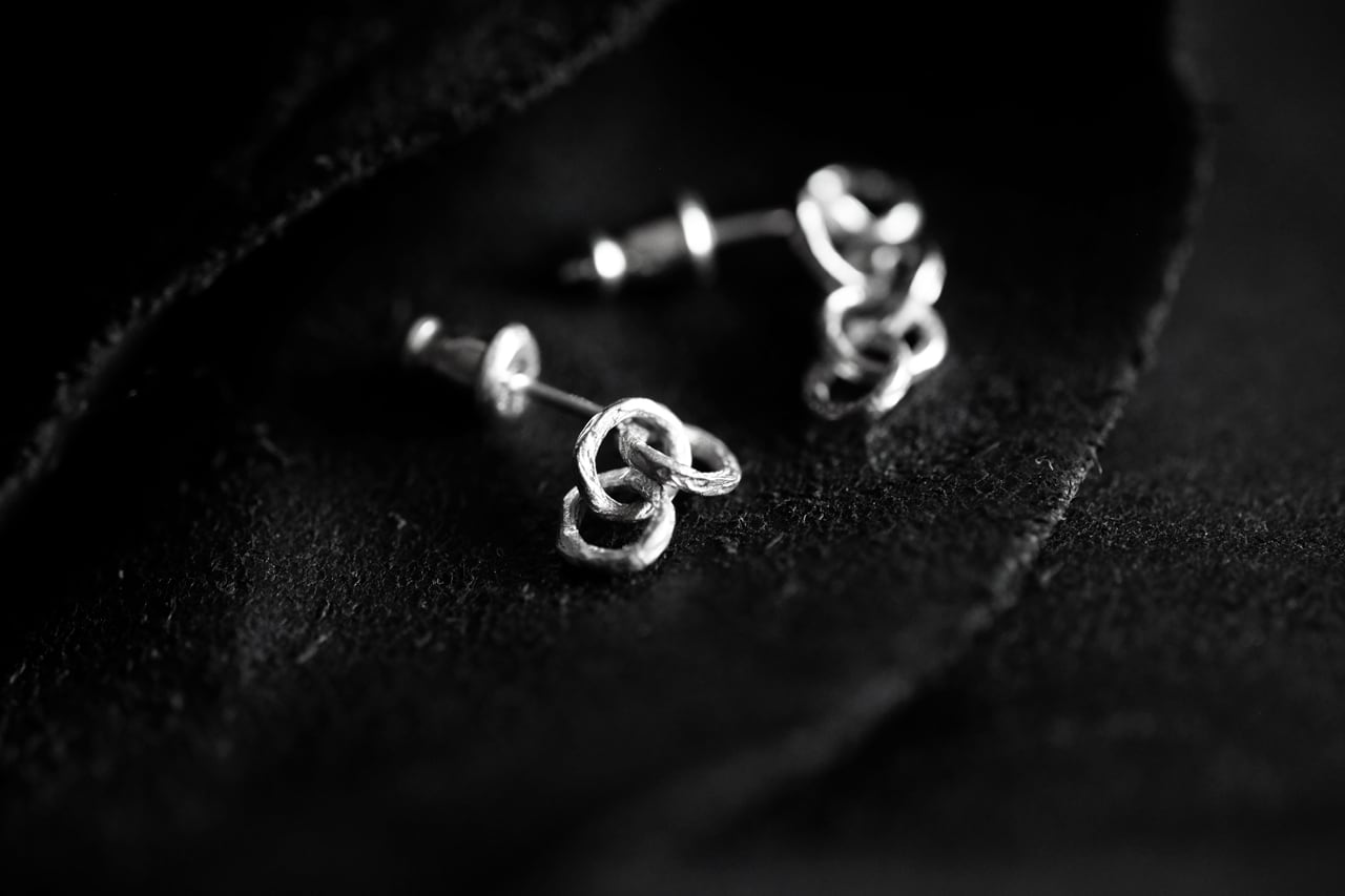 小さい揺れる5個と3個の輪のピアス （silver） | SUNn・寸