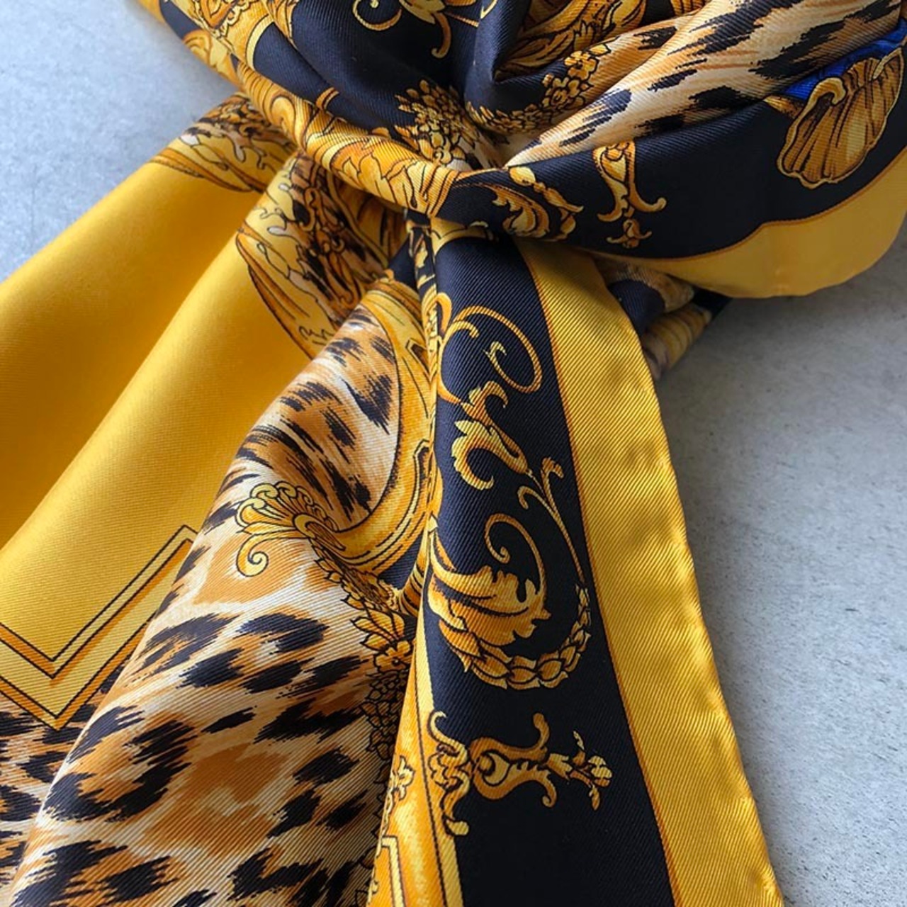 シルクスカーフ ベルサーチVERSACE イタリア製 12ACbk1