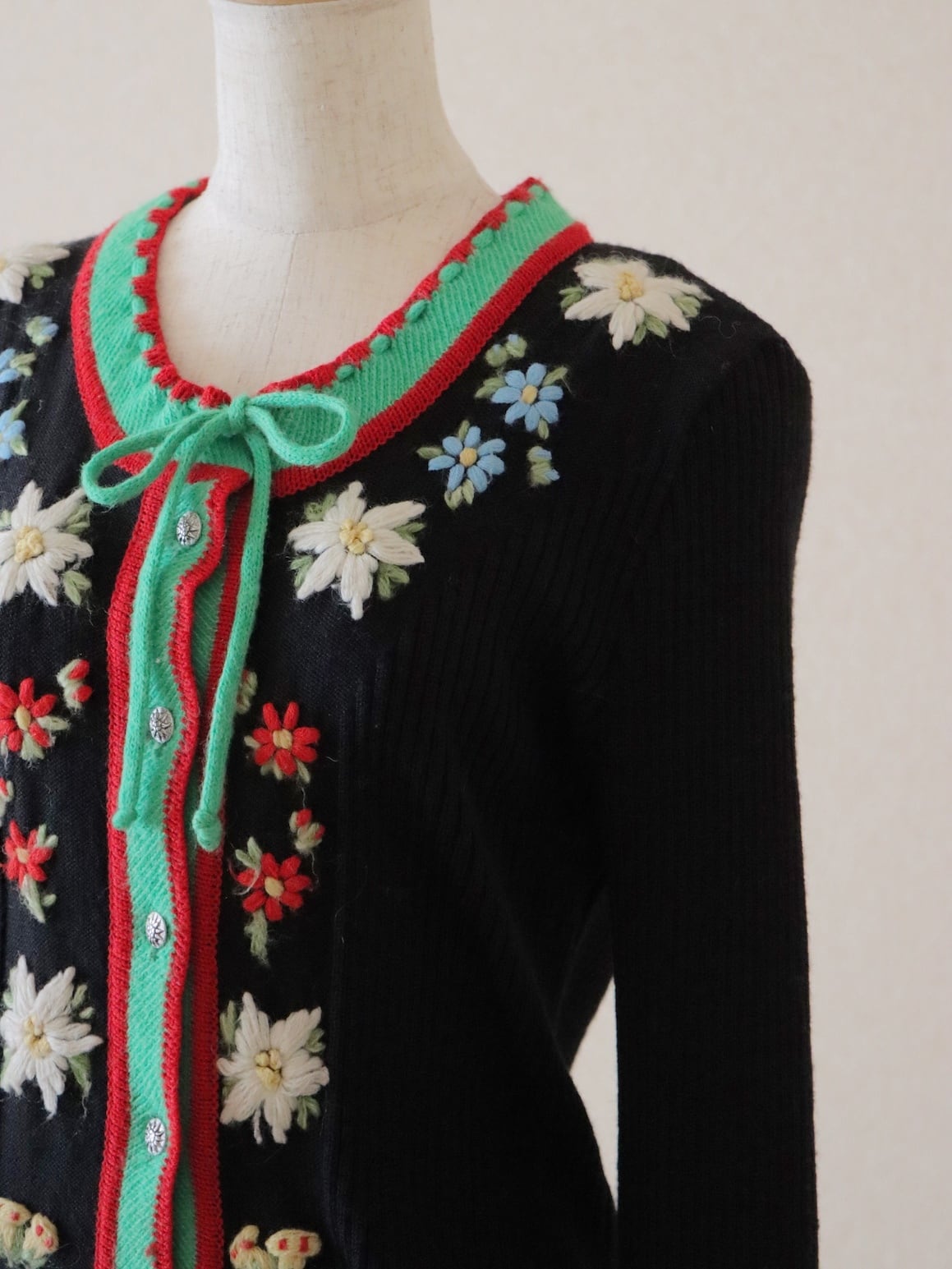 ●70-80s Europe flower embroidery & ribbon design rib knitted cardigan