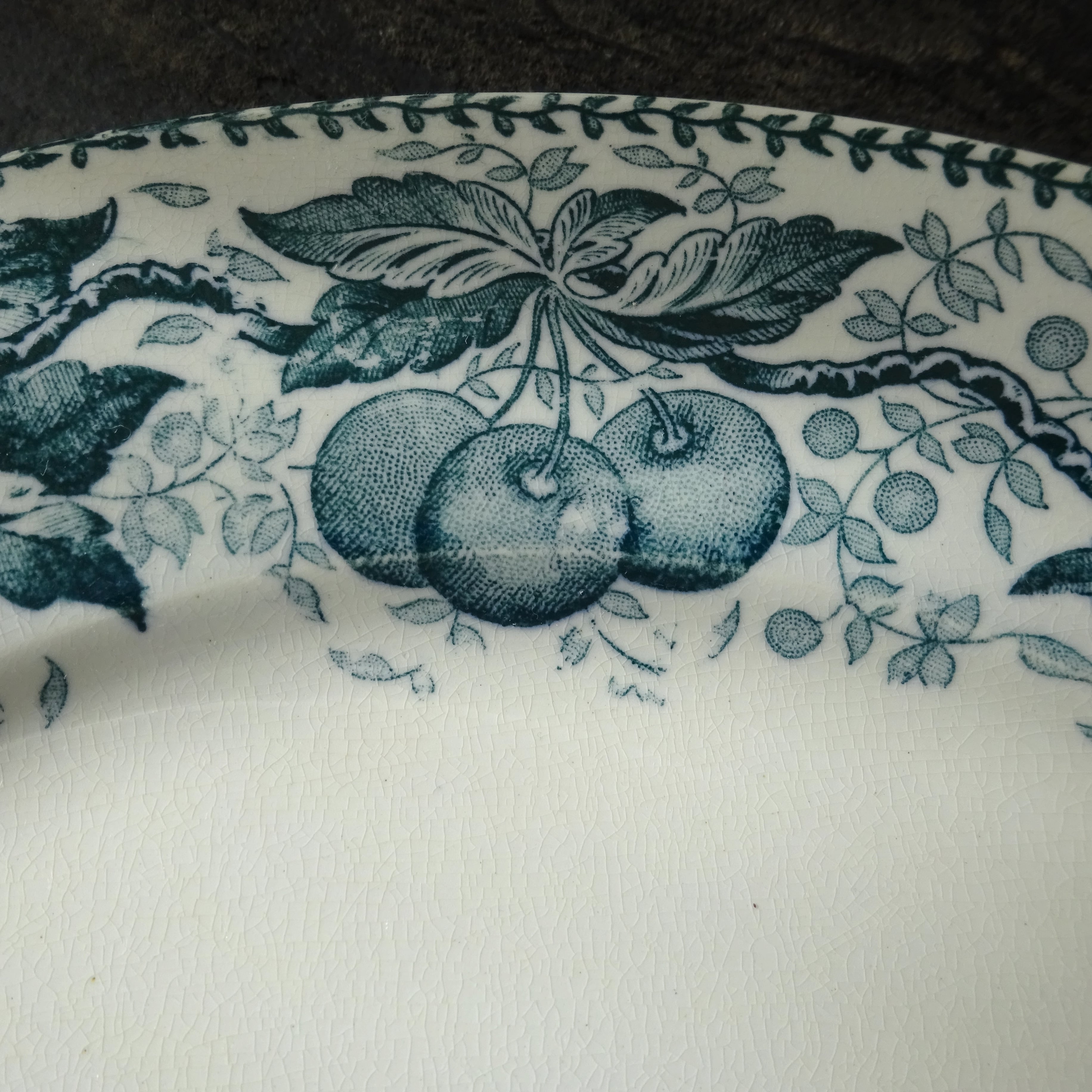 【 Épuisé 】T.F. Badonviller  modèle《CERISES》assiette plate (A)