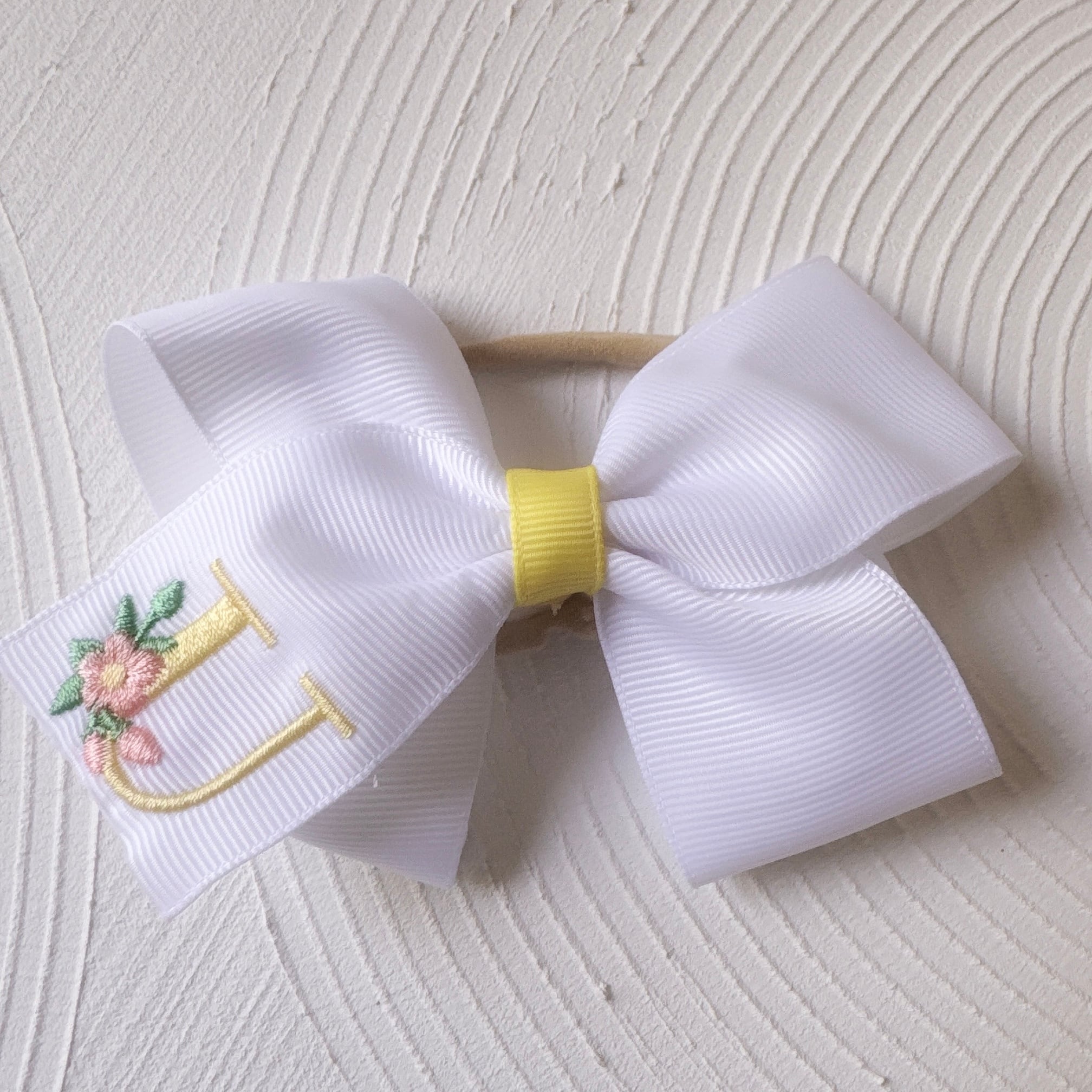 イニシャル大きなおリボン(後ろ支え付き)