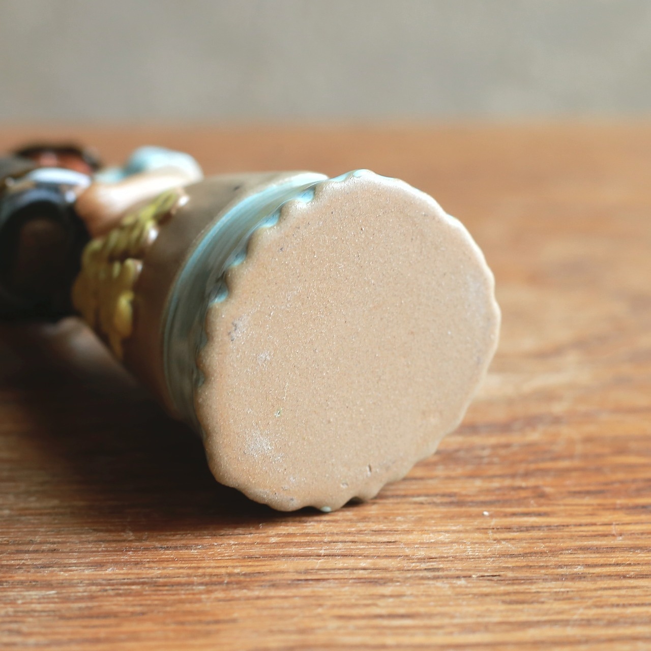 黄色いお花がかわいい、青いドレスのフラワーベース