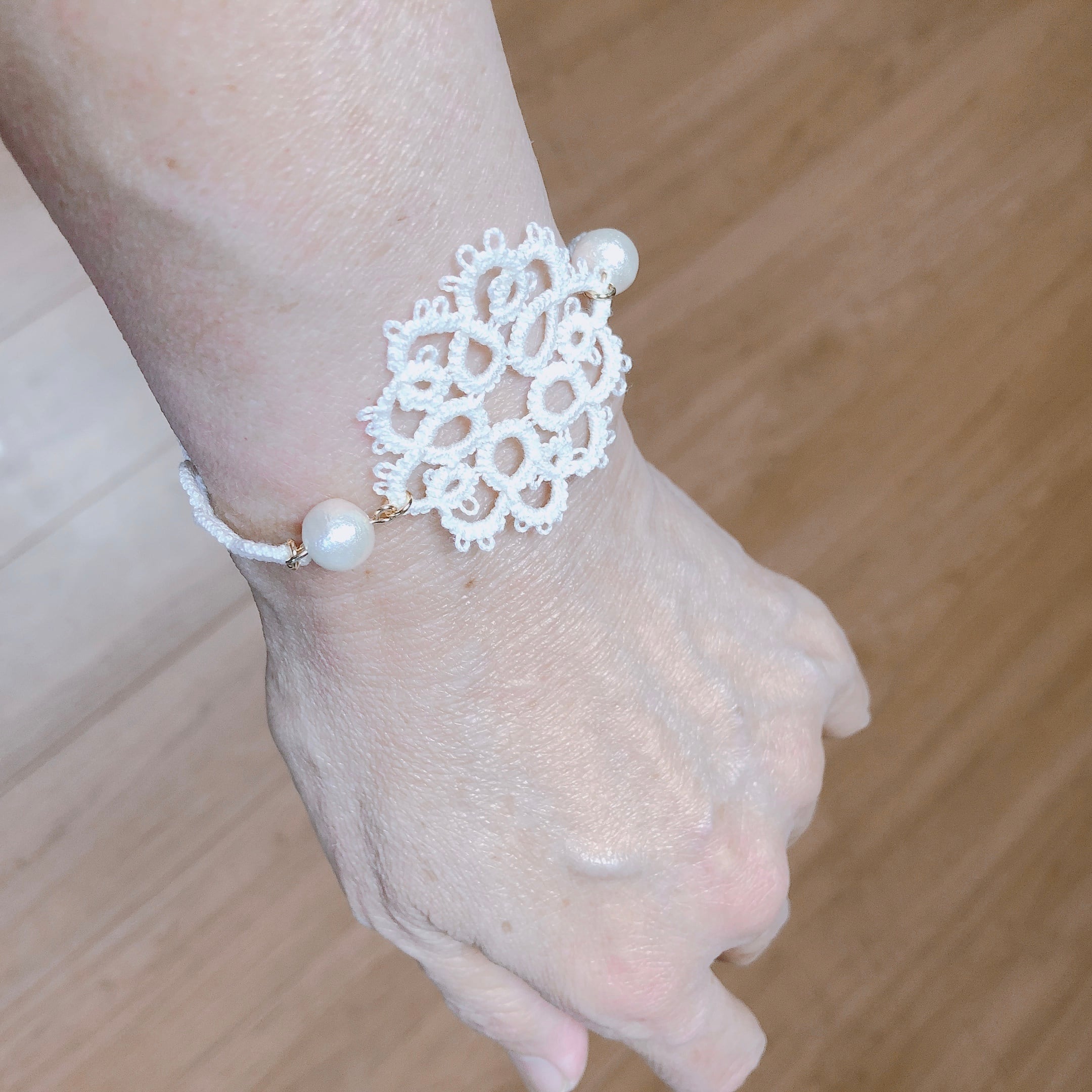 タティングレースとコットンパールのブレスレット | ビーズ刺繍の