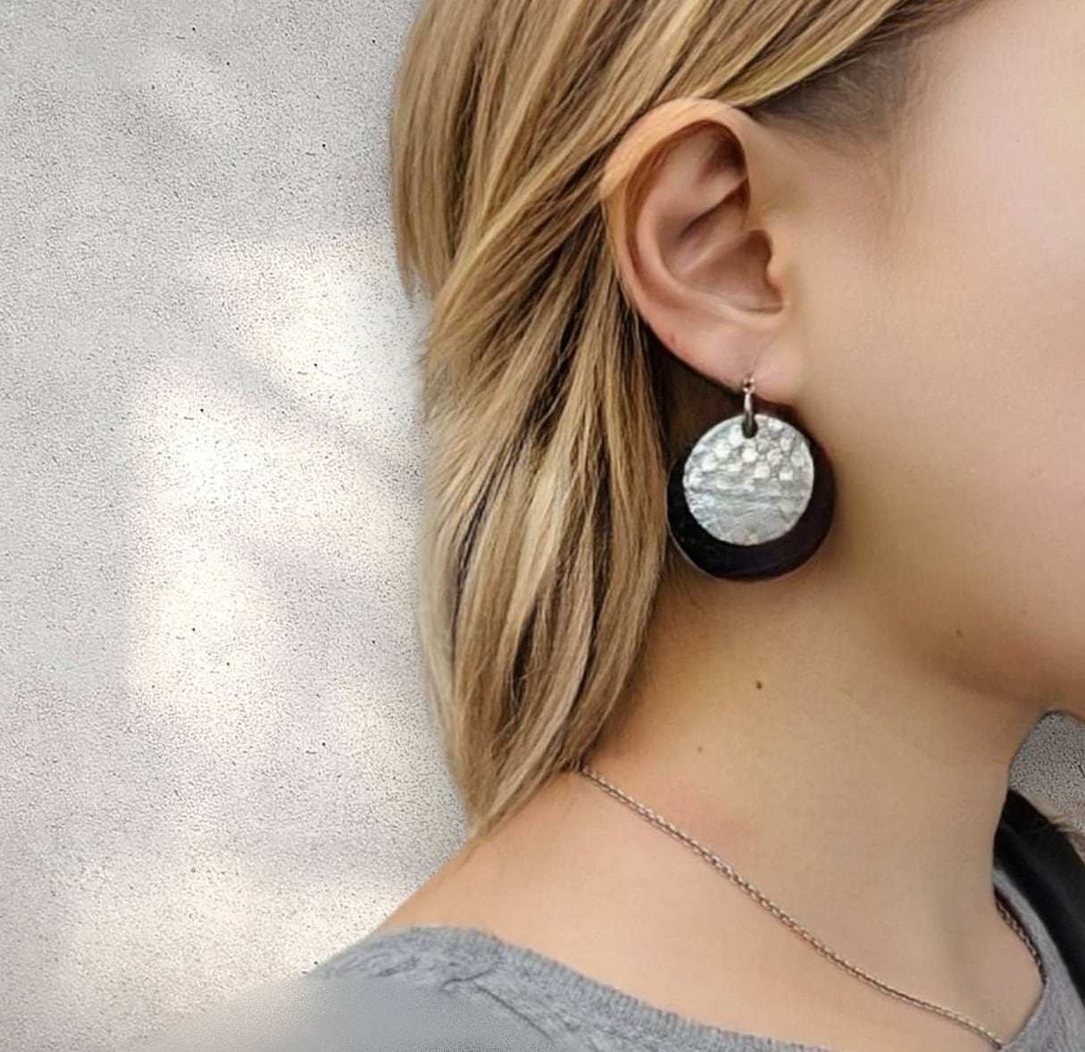 蛇のピアス】パイソン〈シルバー〉×牛革〈黒〉 | CELENCEE 公式