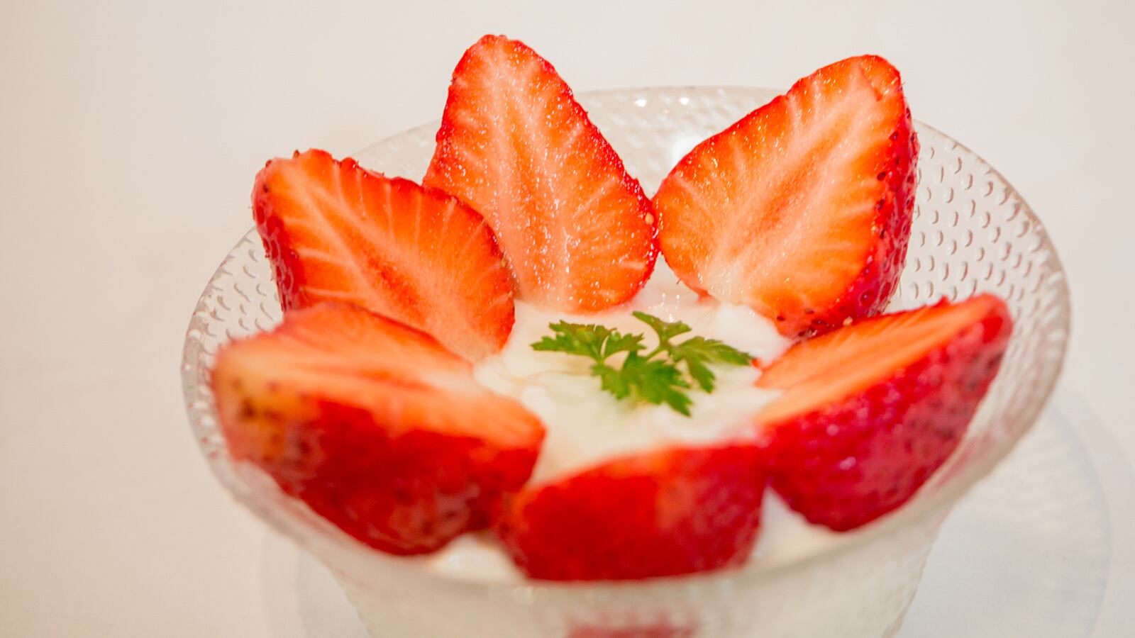 いちご 国産 夏いちご 送料無料 Lサイズ 16個 300g 期間限定 雷峰 希少