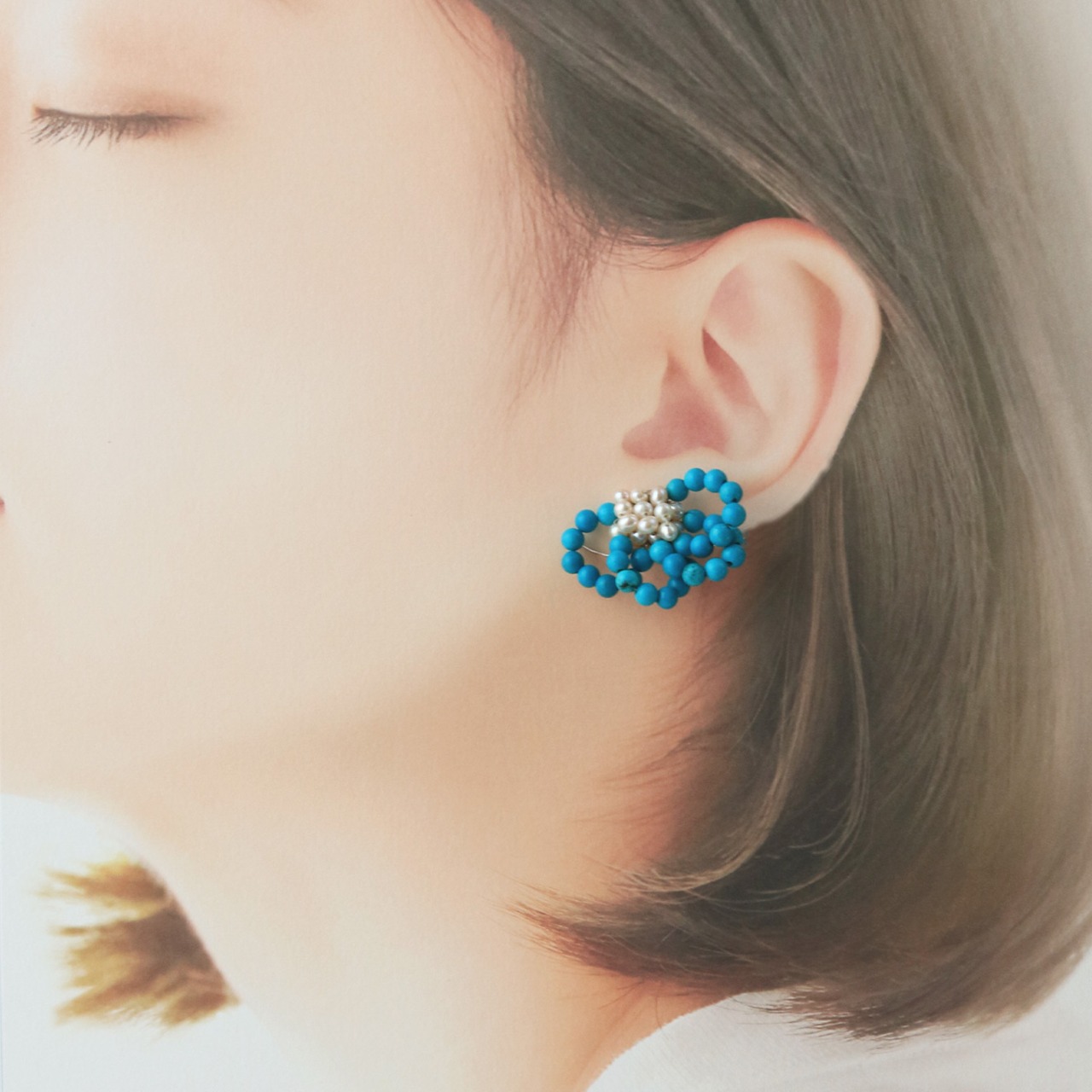 ホワイトとターコイズで可愛く！ターコイズ・パール フラワーイヤリング mm1089