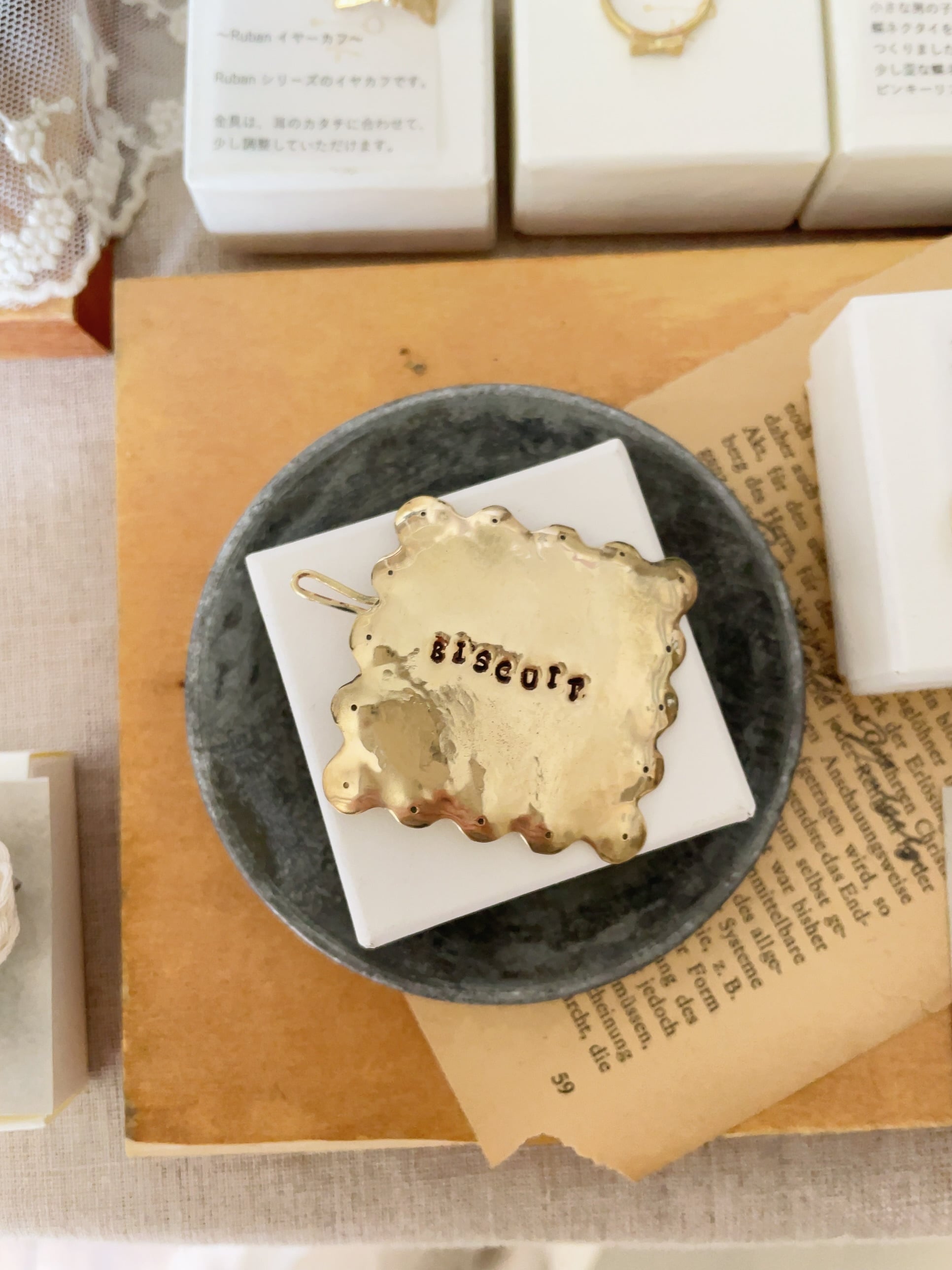 maa&kuu/biscuitピン