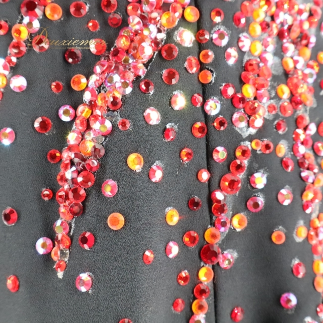 社交ダンス 衣装 スタンダードドレス ドレス スタンダード ワンピース 黒 赤 デモ 競技 ダンス パーティ 発表会 Hiroko&Masahiro ヒロコマサヒロ ブラック系 レッド系 スリット おしゃれ ゴージャス デザイン 石 ショー装 競技用 ダンス衣装 パフォーマンス フォーマル ファッション シンプルエレガンス