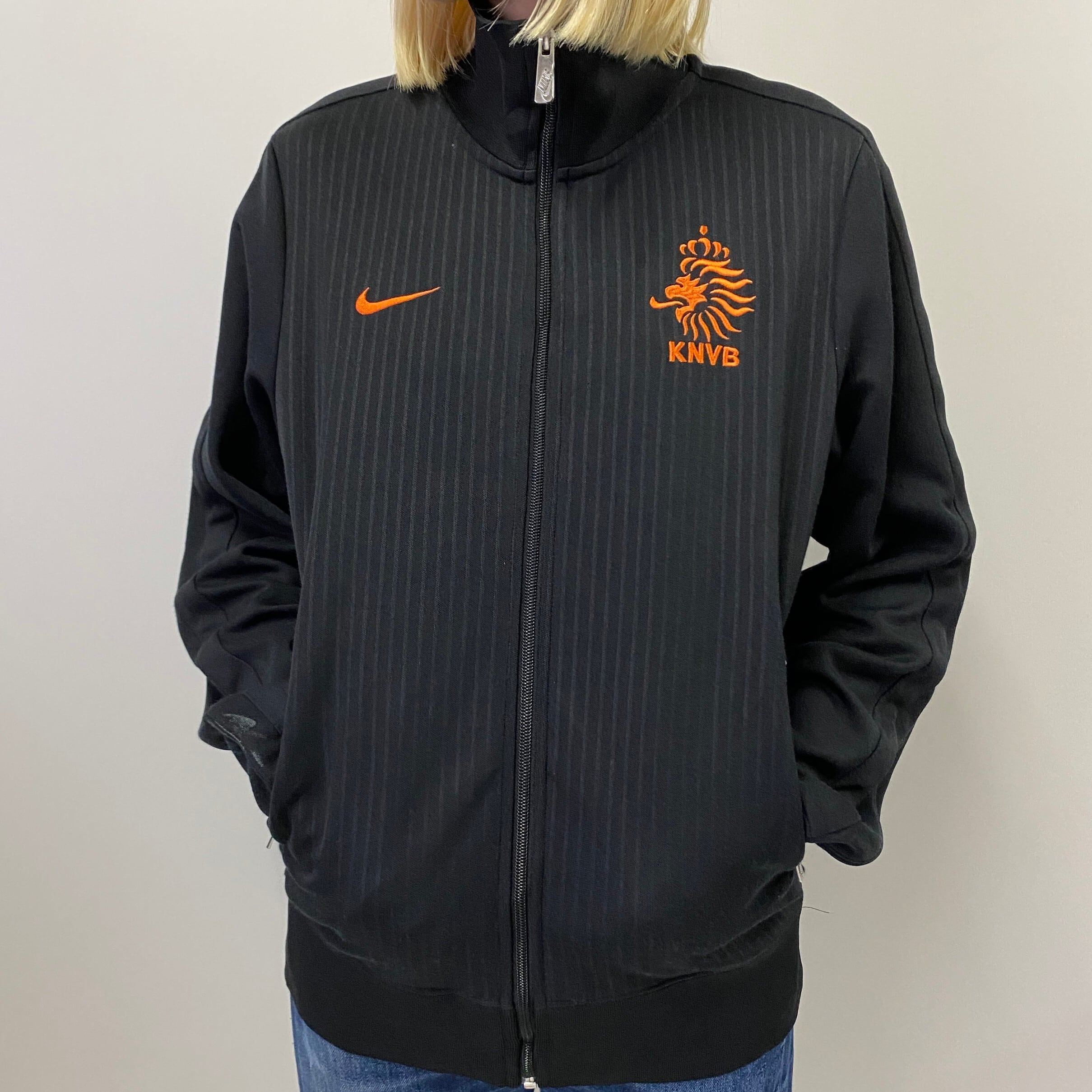 NIKE ナイキ KNVB オランダサッカー協会 ロゴ刺繍 ストライプ バックプリント トラックジャケット メンズS 古着 ジャージ ブラック 黒  【ジャージ・トラックジャケット】【HA10】 | cave 古着屋【公式】古着通販サイト