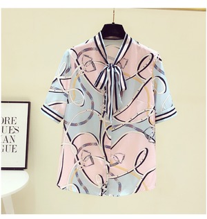 ボウタイブラウス レディース 送料無料 2色トップス シャツ ブラウス ボウタイ 幾何学模様 リボンタックブラウス ボウタイ ライン マルチカラ— シルキーブラウス 半袖 パフスリーブ フレアスリーブ バルーンスリーブ Vネック サテン 大人可愛い きれいめ 上品 大人女子 モード系 エレガント とろみ 高見え 格上げ 定番 春夏 秋冬 大人 かわいい おしゃれ 普段使い デイリー お呼ばれ お出かけ デート オフィス 通勤 通学 旅行 パーティー 二次会 フォーマル トレンド