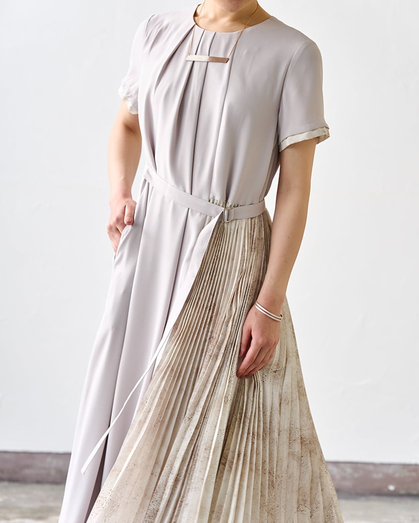 プリーツドッキングワンピース〈PEACOCK・SILVER〉 | oriif.