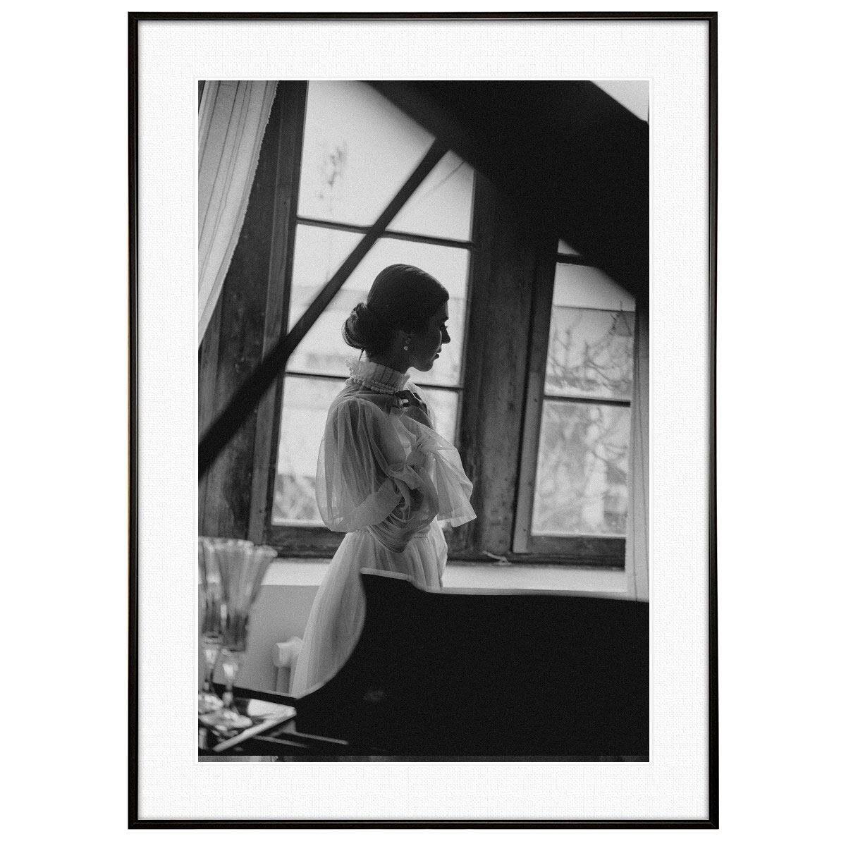 人物写真 窓の前に立つ女性 インテリアモノクロアートポスター額装 AS2238