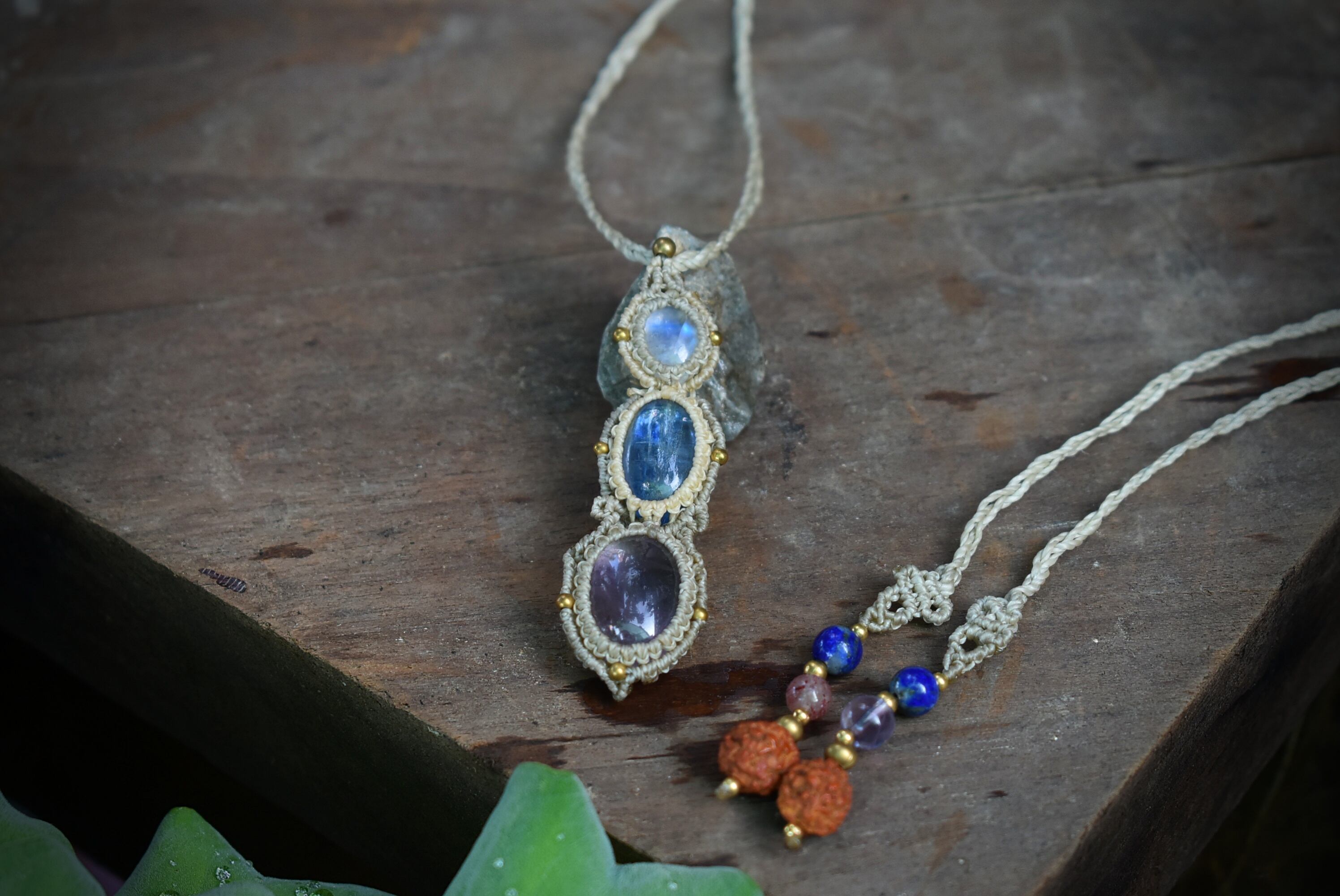 優しい色合い★カイヤナイトとアメトリン+レインボームーンストーン マクラメペンダントmoon003