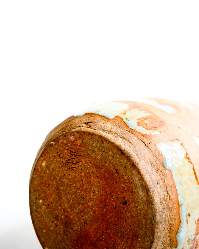 Cylindrical ceramic vase with lines