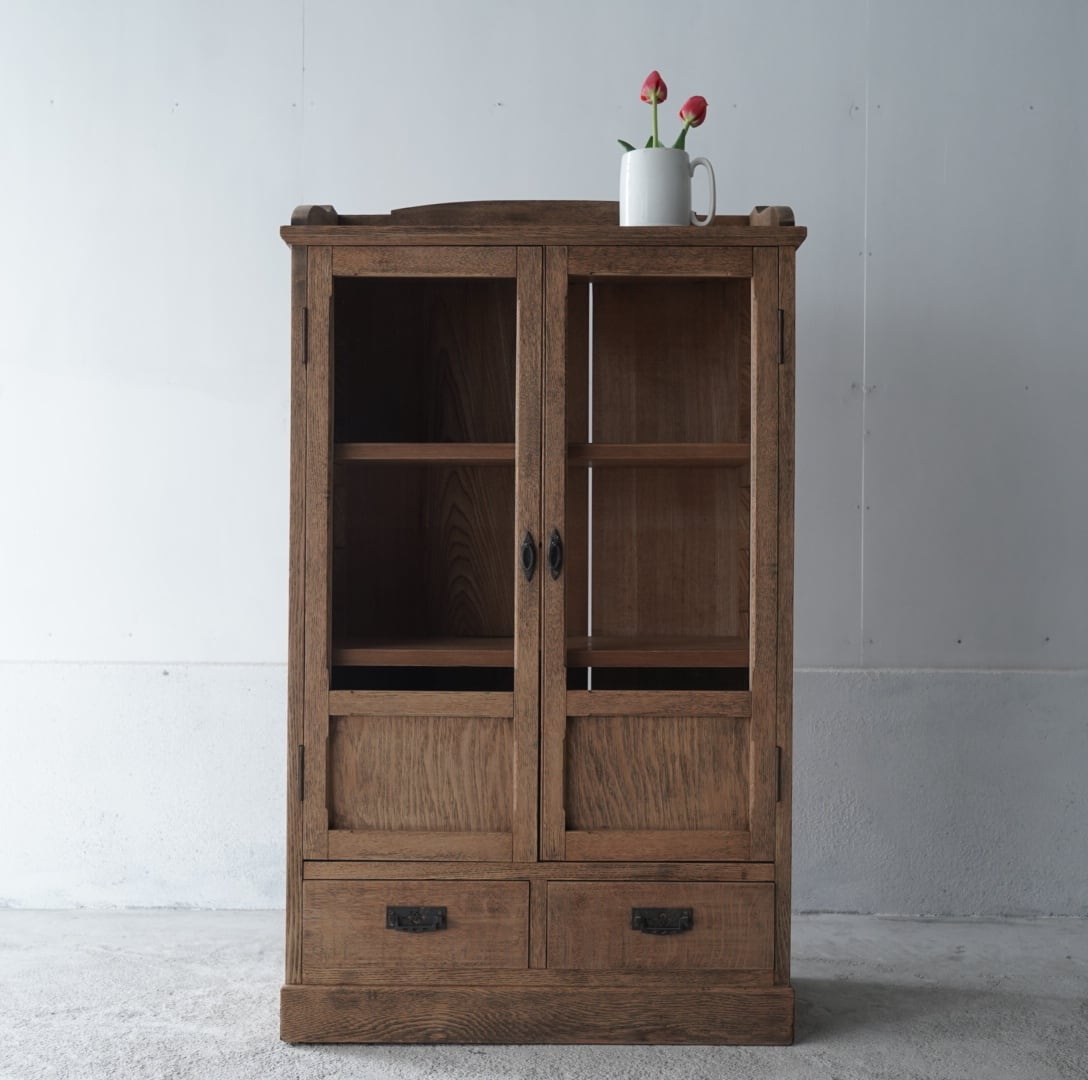 開き戸のキャビネット