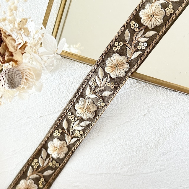 シックシンフォニー　[カーキ]インド刺繍リボン　3201