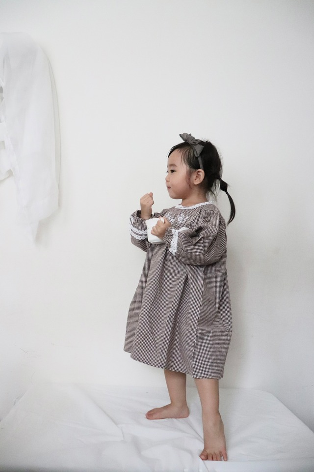 【取寄】2段レースと刺繍がポイントのギンガムチェックワンピース