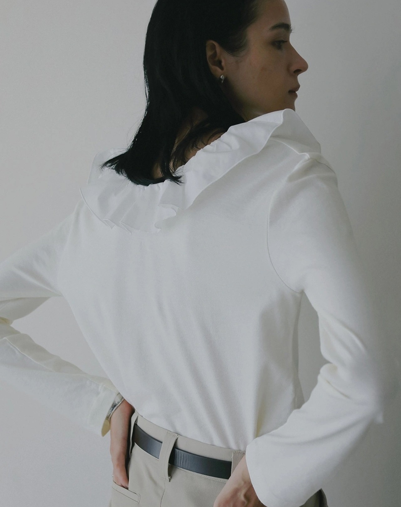 MANOF 2WAY FRILL NECK CUT TOPS