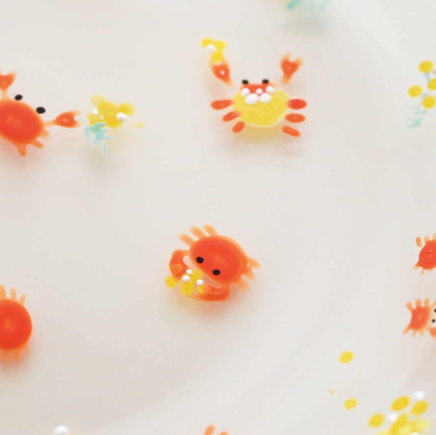 ミモザとカニちゃんのお皿 | Eriko Inoue Shop