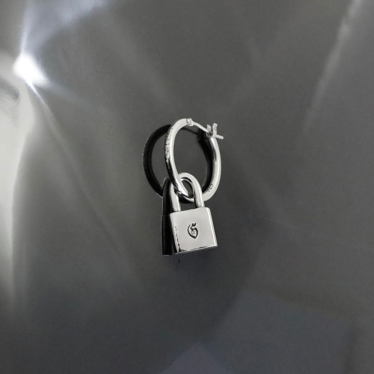 THIN HOOP raised by wolves [LARGE] with PADLOCK / レイズド・バイ・ウルヴス シンフープ・L ウィズ パドロック